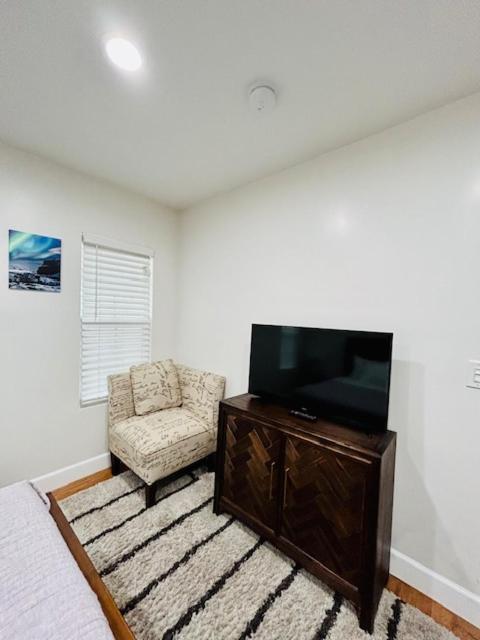 Gated Contemporary 3 Bedroom - 2 Bathroom Home In South La Plus Parking Los Angeles Esterno foto
